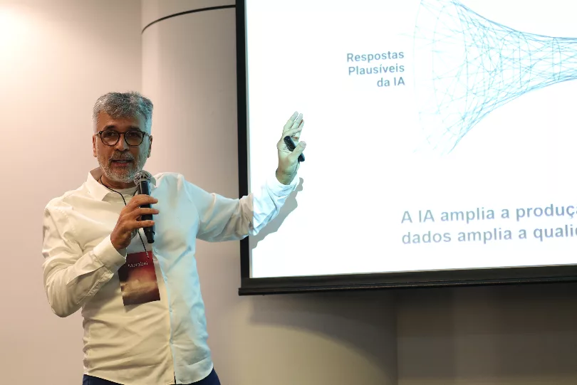 'Filtro de Julgamento' aplicado por cientistas de dados para transformar 'Respostas Plausíveis da IA' em 'Decisões de Negócio Confiáveis', com etapas como medição de risco e identificação de viés.